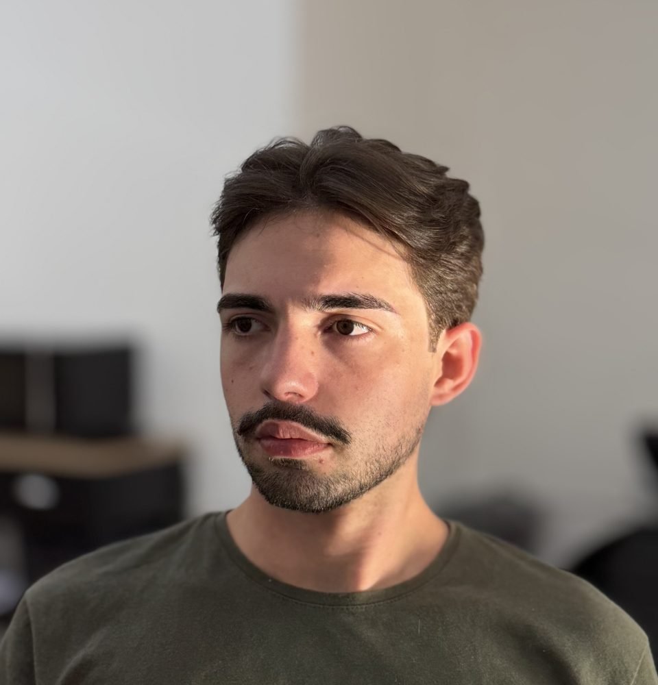 Corte masculino clássico para cabelos grisalhos realizado em barbearia de Campo Largo