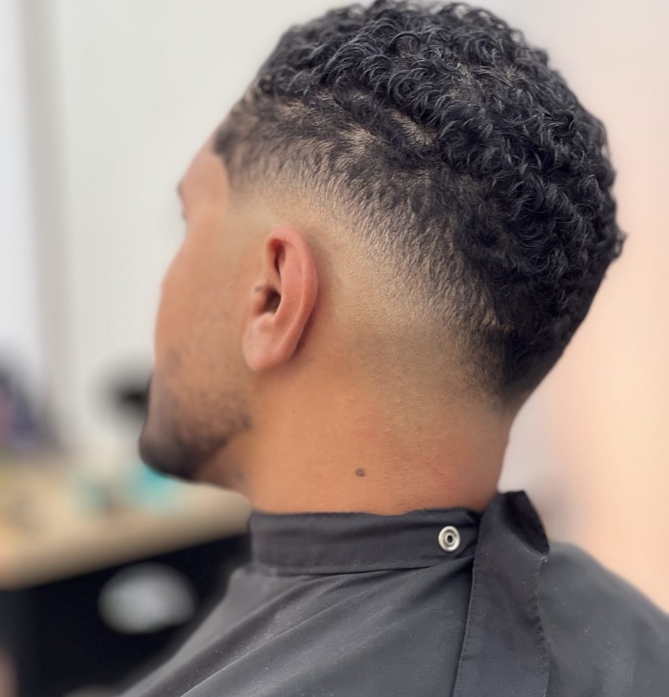 Cliente com corte masculino tradicional e estilo sofisticado