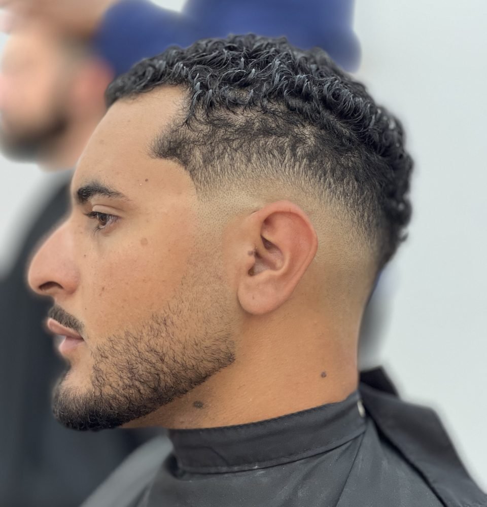 Corte masculino executivo com acabamento profissional